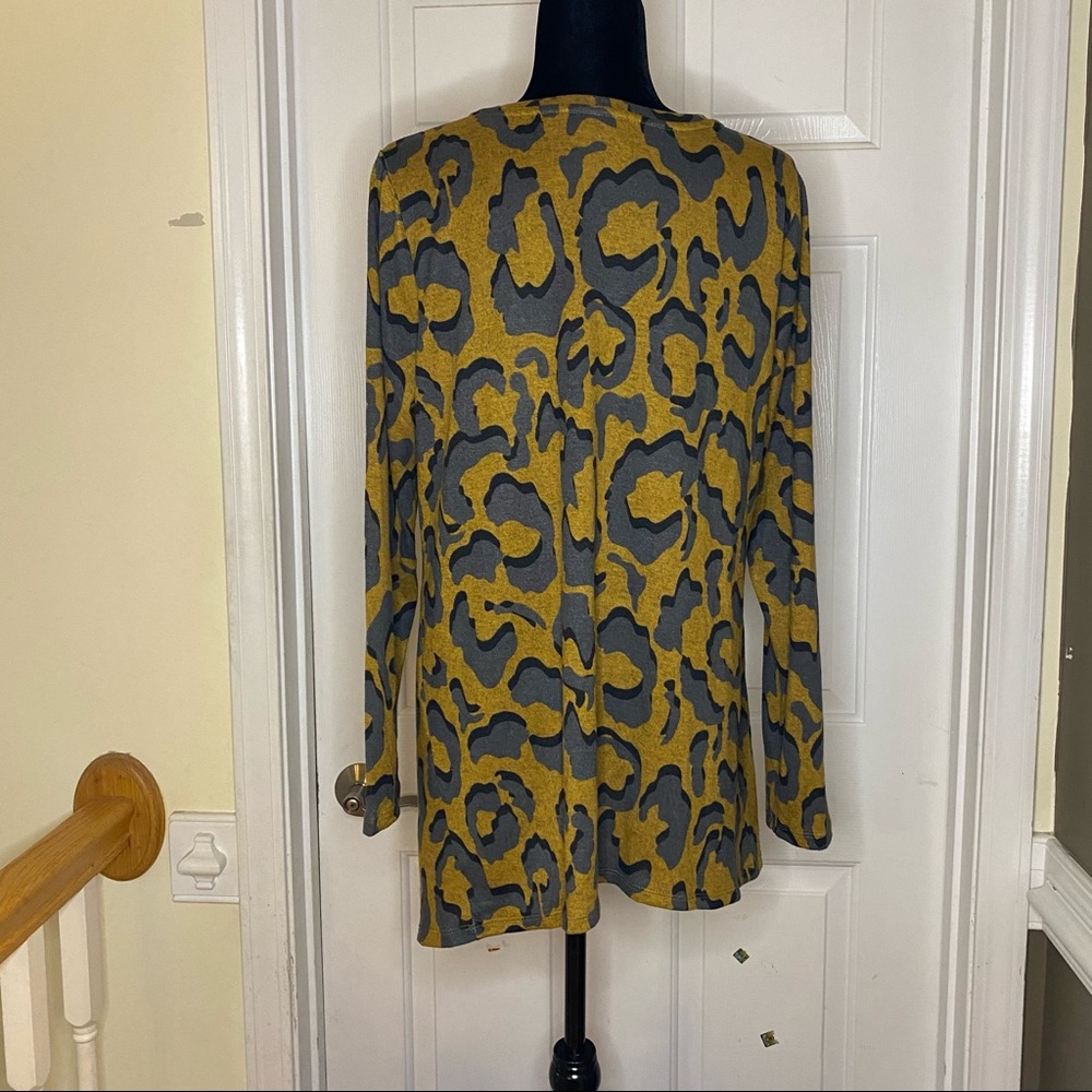LOGO Printed Asymmetric Hem Sweaterknit Top - Picture 4 of 7